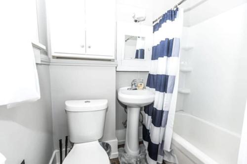 Trendy Lakeview Craftsman Walk to Restaurants! - image 10