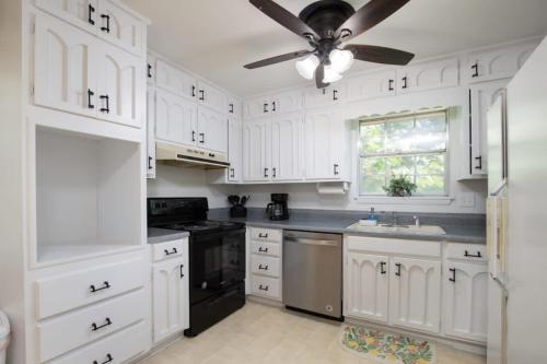 The Monterey Maison-20min N of Downtown, 6BR in Birmingham, USA