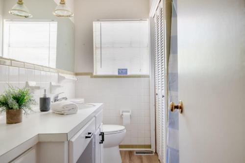 The Monterey Maison-20min N of Downtown 6BR - image 9