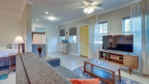 Swanky Savannah Style With Old World Charm-Walk to Bonaventure - image 12