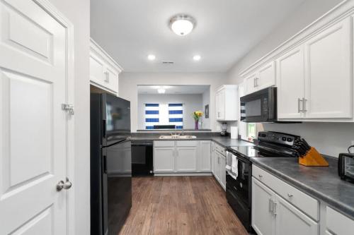 The Navy Nestler Bright & Stylish Near Downtown - image 7