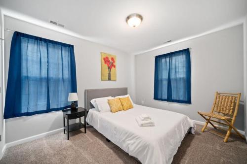 The Navy Nestler Bright & Stylish Near Downtown - image 9