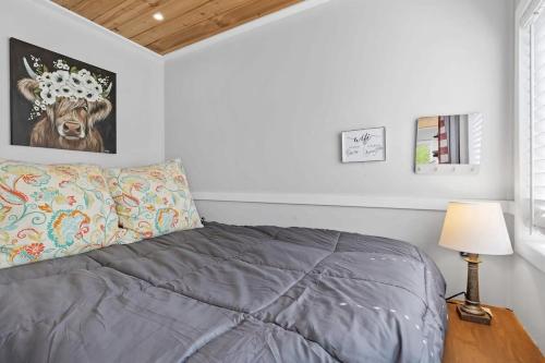 Fun-Size Farmhouse w Pool 15 Min to Chattanooga in Wildwood, USA