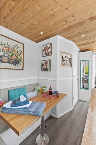 Fun-Size Farmhouse w Pool 15 Min to Chattanooga in Wildwood, USA