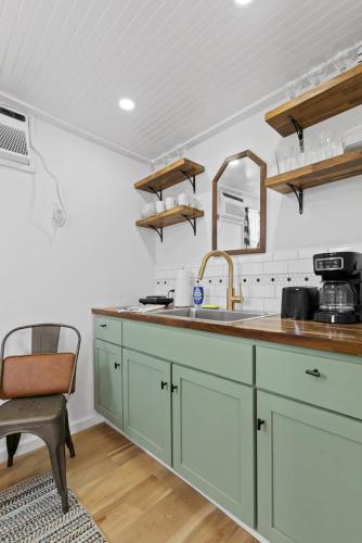Farm Stay w pool - 15 Mins to Chattanooga- Tiny 2 in Wildwood, USA