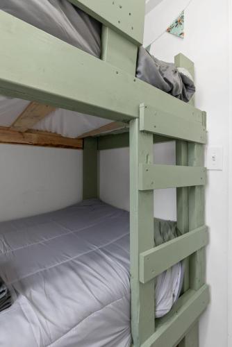 Farm Stay w pool - 15 Mins to Chattanooga- Tiny 2 in Wildwood, USA