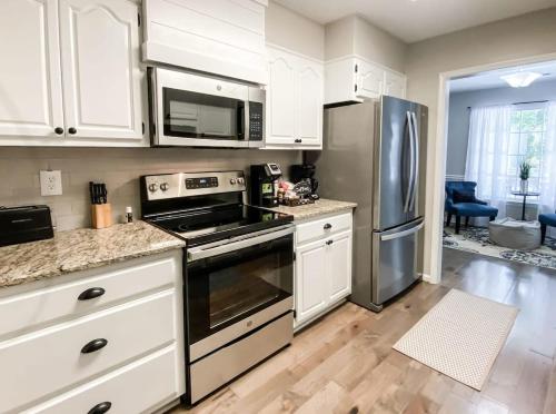 Bettys Bungalow- Mins to Space Center & Downtown! in Madison, USA