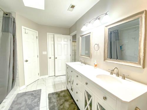 Bettys Bungalow- Mins to Space Center & Downtown! in Madison, USA