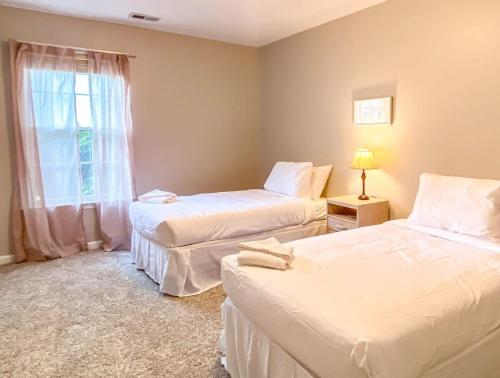 Bettys Bungalow- Mins to Space Center & Downtown! in Madison, USA