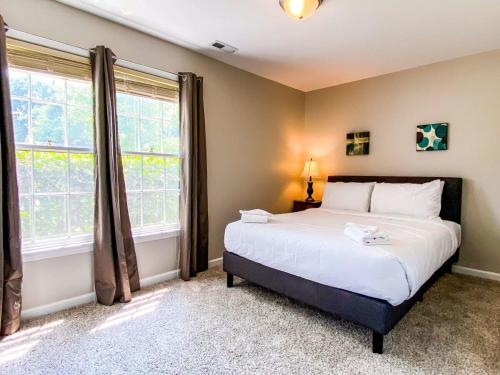 Bettys Bungalow- Mins to Space Center & Downtown! in Madison, USA