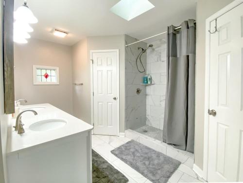 Betty's Bungalow- Mins to Space Center & Downtown! - image 10