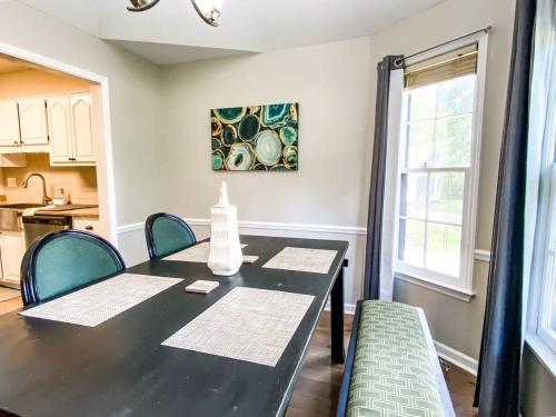 Betty's Bungalow- Mins to Space Center & Downtown! - main image
