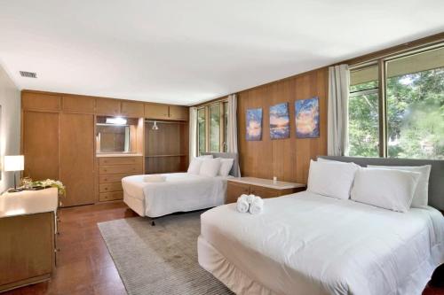 Midcentury Modern - Pool & Hot tub - Retro Retreat in Hannon Park (AL)
