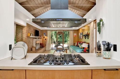 Midcentury Modern - Pool & Hot tub - Retro Retreat in Hannon Park (AL)