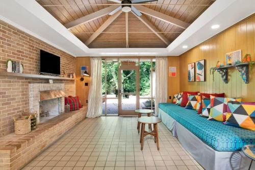 Midcentury Modern - Pool & Hot tub - Retro Retreat in Hannon Park (AL)
