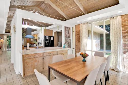 Midcentury Modern - Pool & Hot tub - Retro Retreat in Hannon Park (AL)
