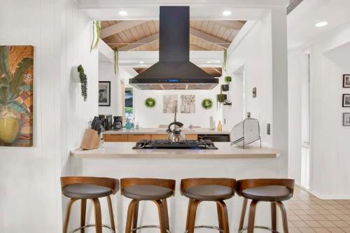 Midcentury Modern - Pool & Hot tub - Retro Retreat in Hannon Park (AL)