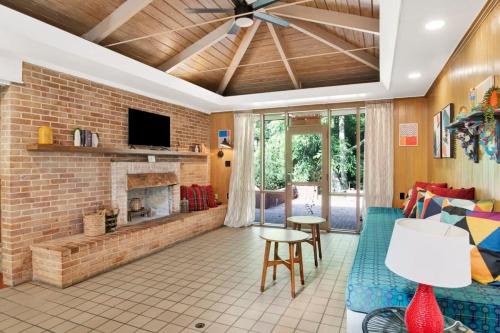 Midcentury Modern - Pool & Hot tub - Retro Retreat in Hannon Park (AL)