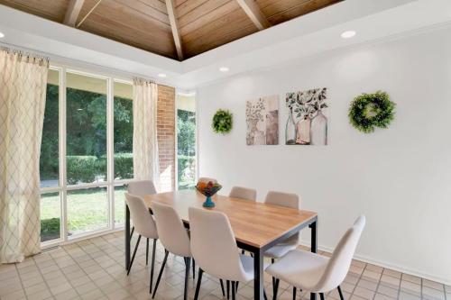 Midcentury Modern - Pool & Hot tub - Retro Retreat in Hannon Park (AL)