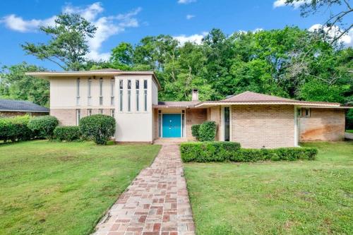 Midcentury Modern - Pool & Hot tub - Retro Retreat in Hannon Park (AL)