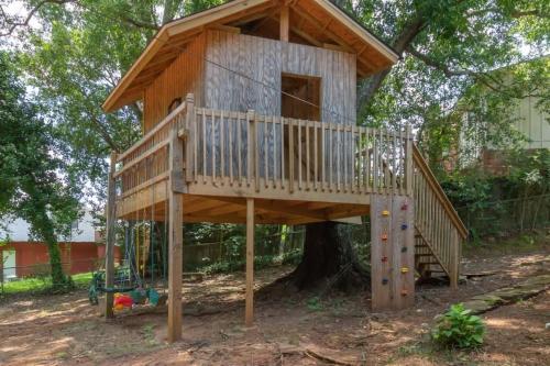 Large Yard with Treehouse Tri-Level Retreat in Columbus, USA