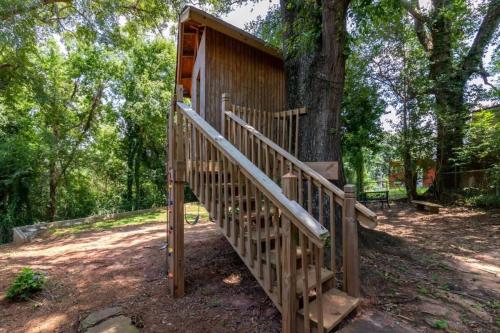 Large Yard with Treehouse Tri-Level Retreat