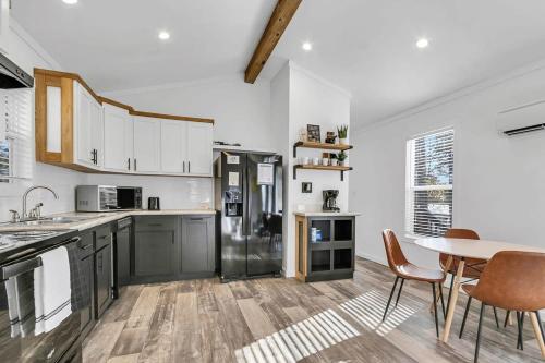 Tiny House Near Hiking- Green Mountain Getaway in Owens Cross Roads, USA