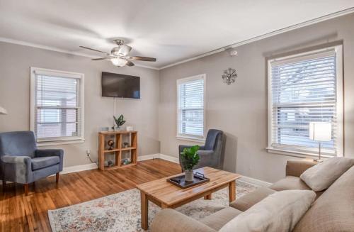 Colonial Acres Abode- East Memphis- 20 Mins to Downtown in Memphis, USA