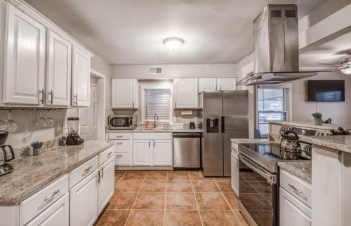 Colonial Acres Abode- East Memphis- 20 Mins to Downtown in Memphis, USA