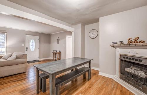 Colonial Acres Abode- East Memphis- 20 Mins to Downtown in Memphis, USA