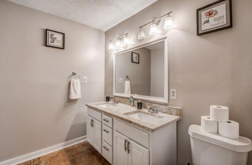 Colonial Acres Abode- East Memphis- 20 Mins to Downtown in Memphis, USA