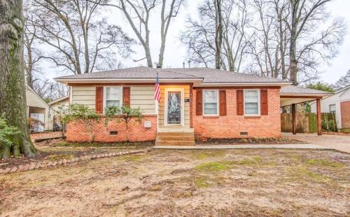 Colonial Acres Abode- East Memphis- 20 Mins to Downtown in Memphis, USA