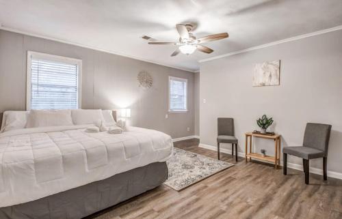 Colonial Acres Abode- East Memphis- 20 Mins to Downtown in Memphis, USA