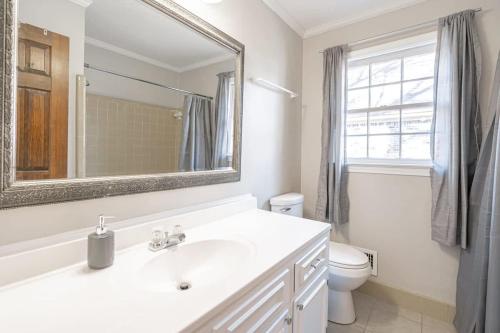 Serene on Sonning- Close to I-26- 20 Mins to Midtown in Hollywood Point, USA