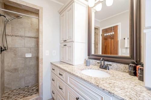 Serene on Sonning- Close to I-26- 20 Mins to Midtown in Hollywood Point, USA