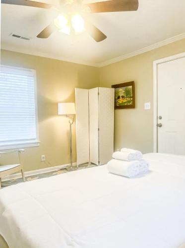 Charming Boutique Shotgun-Walk to Five Points Shops - image 12