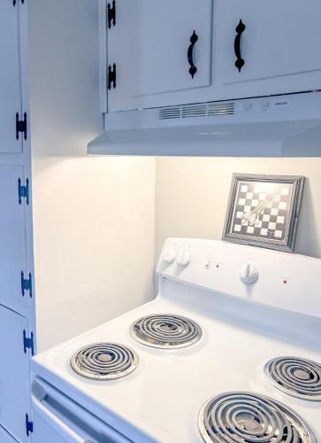 Boswell Bungalow-Large Yard-Pets-Wifi - image 12