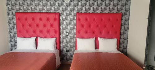 2 queen beds