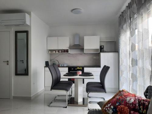 Zero-Bedroom Studio with Terrace image 5