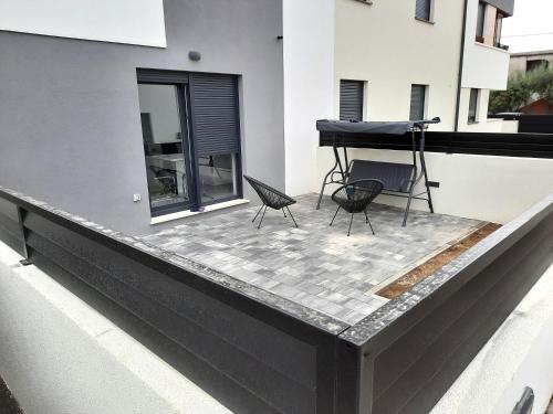 Zero-Bedroom Studio with Terrace image 3