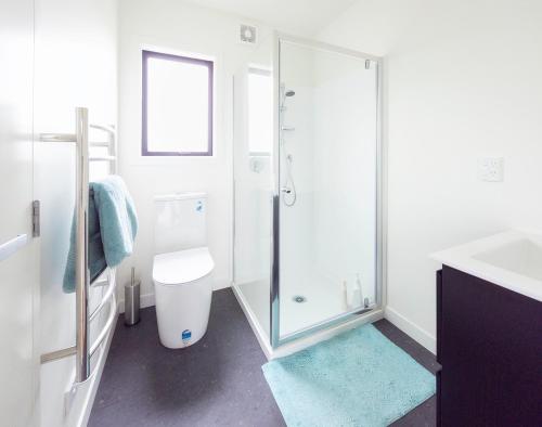 dusch, The Savvy Retreat - vineyard views in Martinborough