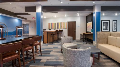 Holiday Inn Express & Suites Racine, an IHG Hotel