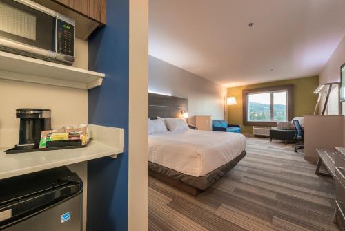 Holiday Inn Express & Suites Victoria-Colwood, an IHG Hotel