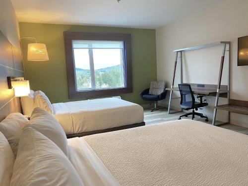 Standard Queen Room with Two Queen Beds and Mountain View