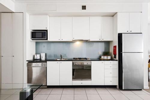 A Stylish Apt for 4 Right Next to Darling Harbour - image 7