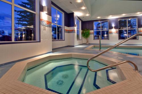 Holiday Inn Express Calgary South By IHG - image 3