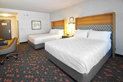 Standard Queen Room with Two Queen Beds image 2