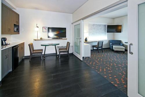 Holiday Inn Hotel & Suites Calgary Airport North By IHG - image 2