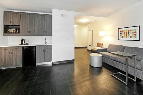One-Bedroom King Suite room in Holiday Inn Hotel & Suites Calgary Airport North By IHG