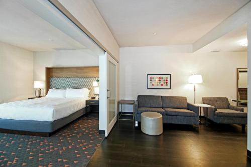 One-Bedroom King Suite image 10